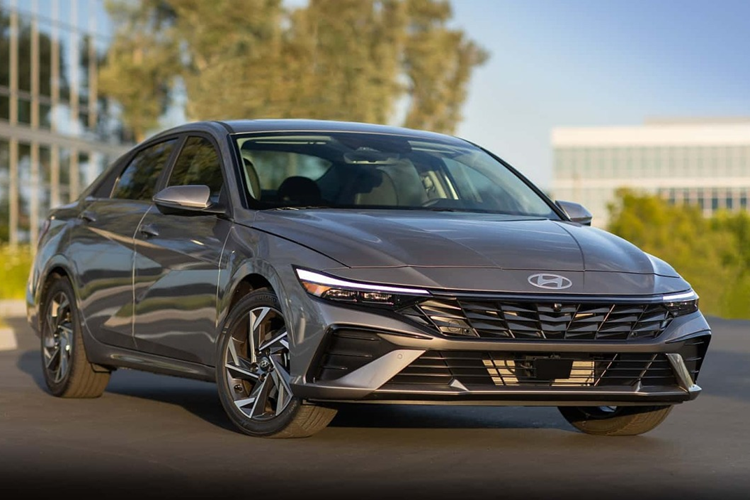 Ngoài ra, Hyundai Elantra còn là mẫu xe bền bỉ và ít hỏng theo kết quả khảo sát của tạp chí Consumer Reports. Giá khởi điểm của mẫu xe Hàn Quốc này ở thị trường Mỹ là dưới 30.000 USD, trừ phiên bản N hiệu suất cao.