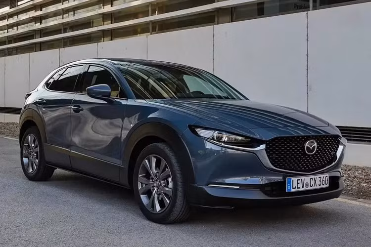  Mazda CX-30 Nếu thích thiết kế của Mazda3 nhưng lại muốn sở hữu xe gầm cao hơn thì bạn nên nhắm đến Mazda CX-30. So với Mazda3, Mazda CX-30 có giá khởi điểm cao hơn nhưng vẫn dưới mức 25.000 USD.