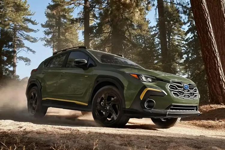  Subaru Crosstrek Khi đàn anh Subaru Forester ngày càng tăng kích thước thì Crosstrek đương nhiên trở thành lựa chọn thay thế trong phân khúc SUV cỡ nhỏ, thực dụng và có khả năng off-road đáng ngạc nhiên. Chưa hết, Subaru Crosstrek còn có độ đáng tin cậy cao và giá bán khởi điểm chưa đến 26.000 USD.