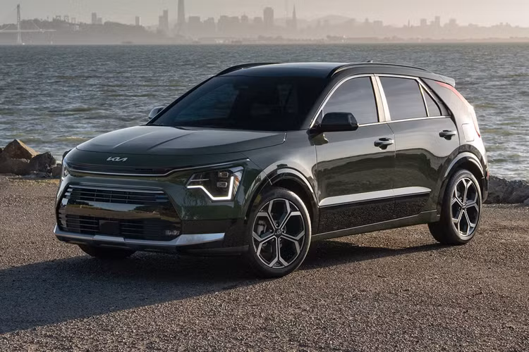 Điểm nhấn của mẫu xe Hàn Quốc này là có đủ cả phiên bản máy xăng, hybrid và thuần điện cho người tiêu dùng lựa chọn. Bên cạnh đó, Kia Niro còn có giá khởi điểm dưới 30.000 USD.