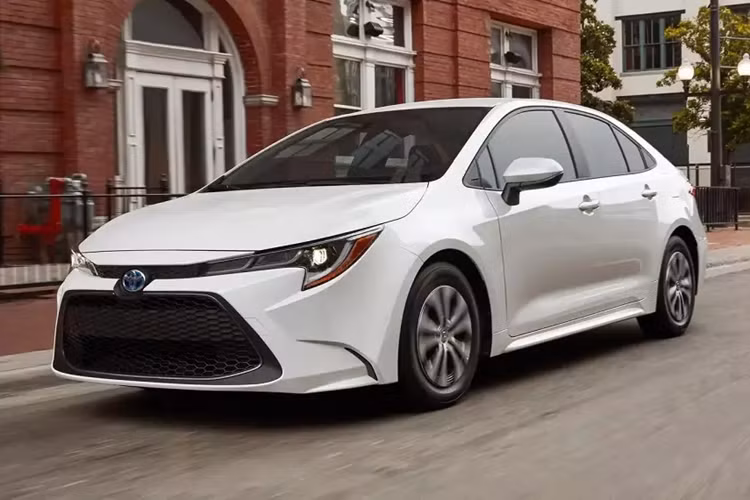  Toyota Corolla Không có gì bất ngờ khi Toyota Corolla xuất hiện trong danh sách top ôtô giá rẻ ít hòng này của Consumer Reports. Đã từ rất lâu, mẫu xe nhà Toyota này đã được biết đến như một lựa chọn vừa giá "mềm" vừa bền bỉ và ít hỏng.