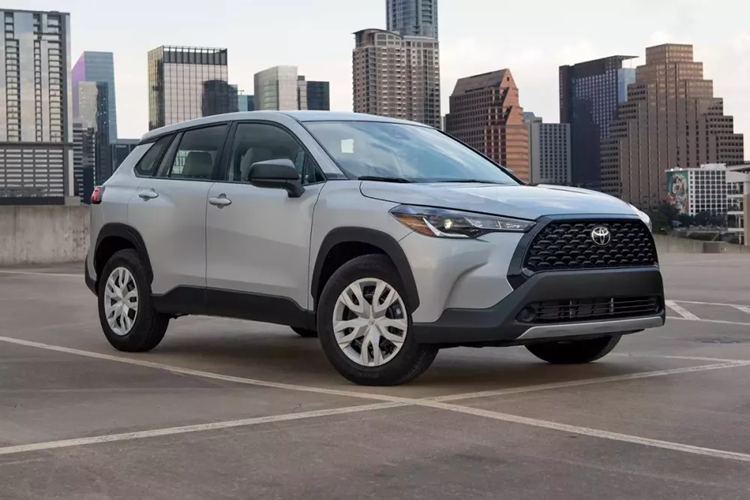  Toyota Corolla Cross Với những ai thích ý tưởng sở hữu một chiếc Corolla Hatchback gầm cao hơn và mang thiết kế đậm chất SUV hơn thì Toyota Corolla Cross chính là đích đến lý tưởng. Tương tự các mẫu xe Toyota khác, Corolla Cross cũng được đánh giá cao về độ đáng tin cậy. Giá bán của mẫu xe này cũng ở mức vừa phải, khởi điểm dưới 25.000 USD.