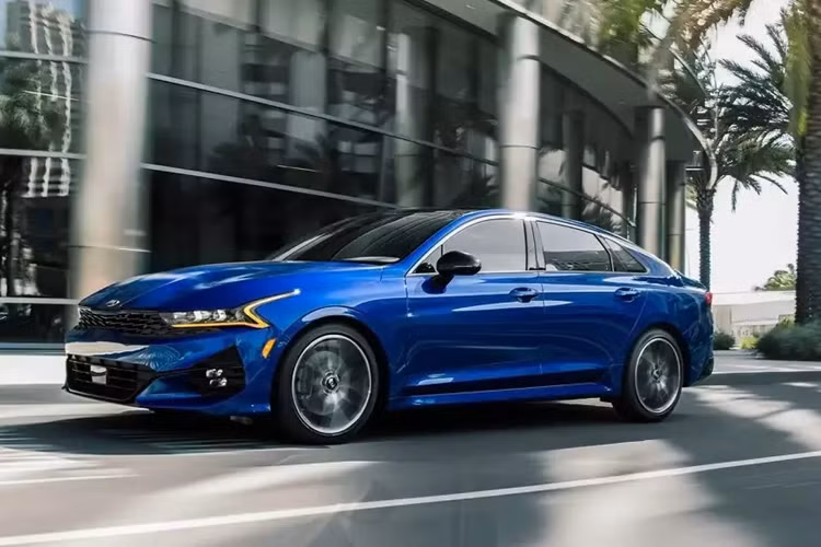  Kia K5 Lại một mẫu xe nữa của Kia xuất hiện trong danh sách, lần này là K5 - đối thủ cùng phân khúc của Toyota Camry. Kia K5 là mẫu sedan có thiết kế phong cách và nhận nhiều đánh giá tích cực.