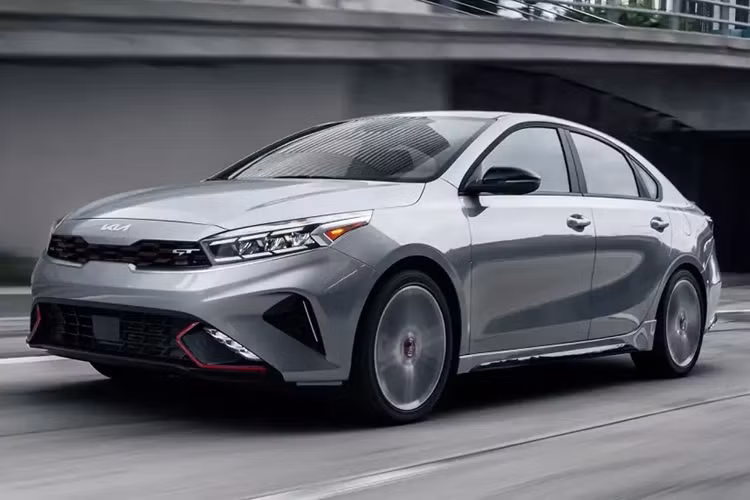  Kia Forte Kia Forte không phải là mẫu sedan hạng C tốt nhất mà bạn có thể mua tại thị trường Mỹ. Tuy nhiên, cũng không thể phủ nhận sự thật đây là mẫu xe đáng tin cậy. Đặc biệt, Kia Forte còn là một trong số ít những mẫu xe sở hữu giá khởi điểm dưới 20.000 USD ở thị trường Mỹ.