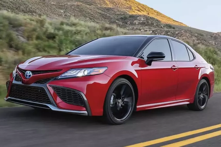  Toyota Camry Cũng giống như Corolla, Camry đến từ Toyota - thương hiệu gắn liền với những chiếc xe "nồi đồng cối đá". Không những thế, mẫu sedan hạng D này còn có giá khởi điểm chưa đến 30.000 USD. Do đó, không ngạc nhiên khi Toyota Camry cũng được xướng tên trong danh sách này.