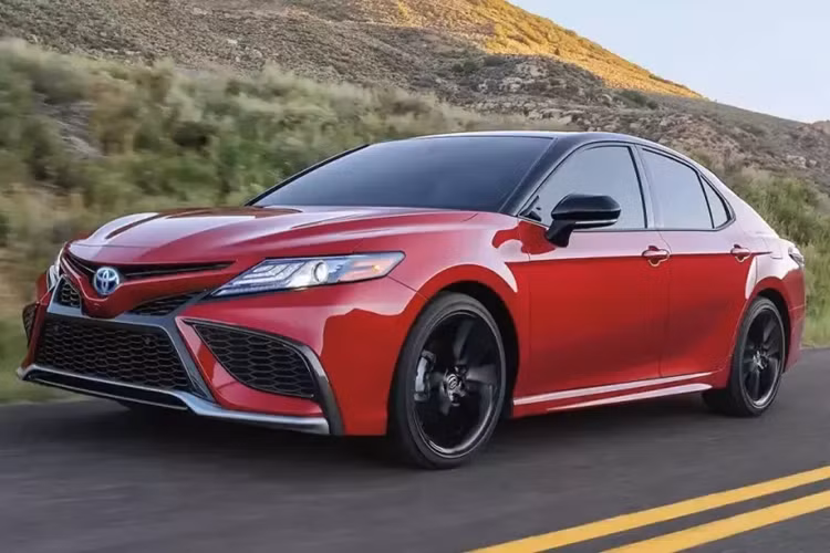  Toyota Camry Cũng giống như Corolla, Camry đến từ Toyota - thương hiệu gắn liền với những chiếc xe "nồi đồng cối đá". Không những thế, mẫu sedan hạng D này còn có giá khởi điểm chưa đến 30.000 USD. Do đó, không ngạc nhiên khi Toyota Camry cũng được xướng tên trong danh sách này.