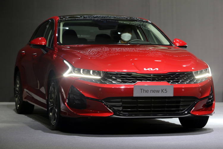 Chỉ có một điều đáng tiếc là Kia K5 ở thị trường Mỹ không có phiên bản hybrid tiết kiệm xăng. Trừ bản GT cao cấp nhất, các bản còn lại của Kia K5 đều có giá chưa đến 30.000 USD.