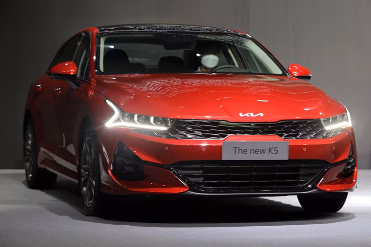 Chỉ có một điều đáng tiếc là Kia K5 ở thị trường Mỹ không có phiên bản hybrid tiết kiệm xăng. Trừ bản GT cao cấp nhất, các bản còn lại của Kia K5 đều có giá chưa đến 30.000 USD.