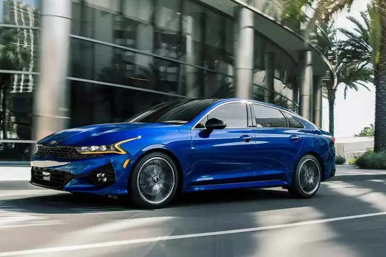  Kia K5 Lại một mẫu xe nữa của Kia xuất hiện trong danh sách, lần này là K5 - đối thủ cùng phân khúc của Toyota Camry. Kia K5 là mẫu sedan có thiết kế phong cách và nhận nhiều đánh giá tích cực.