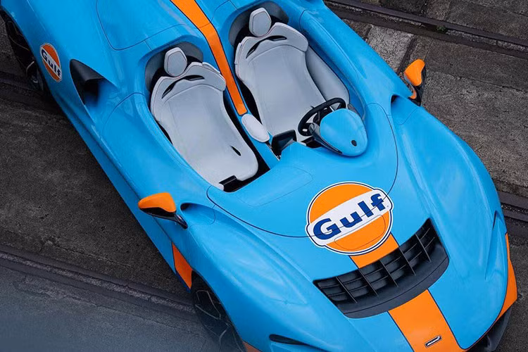 Tuy nhiên đã có rất nhiều khách hàng VIP của hãng xe McLaren cho rằng việc sản xuất xe không kính chắn gió đã khiến họ có thể mua xe mà không được chạy ra đường do yêu cầu của luật pháp, vì thế, phiên bản siêu xe McLaren Elva có trang bị kính chắn gió đã được vén màn và đây chính là bài toán giúp Minh "Nhựa" có thể sở hữu xe Elva tại Việt Nam.