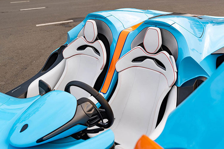 Lúc mới ra mắt, siêu xe McLaren Elva được gọi là 4 không vì không có cửa sổ, không mui, không kính chắn gió trước/sau và chắc chắn không kính chắn gió sẽ không thể đăng kiểm và ra biển số tại dải đất hình chữ S này.