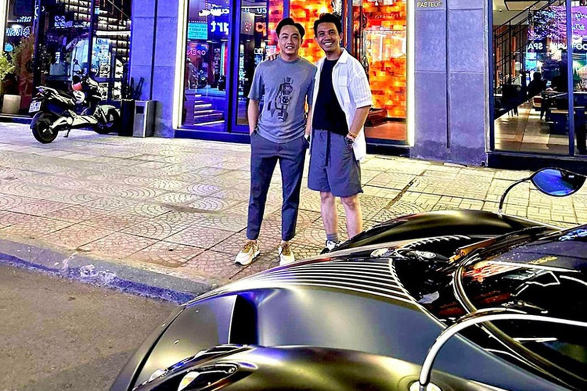 Nếu có màn chuyển nhượng bom tấn Pagani Huayra giữa Minh Nhựa và Cường Đô la, đây có lẽ là tin chấn động cho giới mê xe trong năm 2023 này. Trước đó, chồng của Đàm Thu Trang cũng đã sang tay siêu xe Ferrari F8 Tributo cho Minh Nhựa.