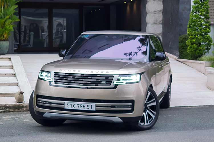 Range Rover thế hệ mới được trang bị hệ truyền động hybrid (MHEV) với động cơ xăng, tăng áp, 6 xi-lanh, dung tích 3.0 lít, sản sinh ra công suất tối đa 355 mã lực và mô-men xoắn cực đại đạt 500 Nm. Xe kết hợp cùng hộp số tự động 8 cấp, vận tốc tối đa 242 km/h.