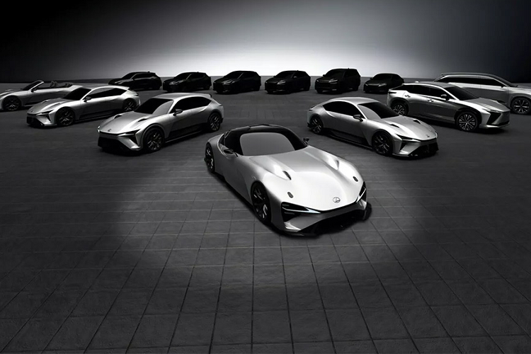 Trước đó vào hồi tháng 12/2021, Lexus đã hé lộ trước công chúng toàn thế giới chân dung dàn xe concept thuần điện, cũng như trình bày về hướng đi trong tương lai gần của hãng. Qua hơn một năm, định hướng này đang dần được thương hiệu hạng sang Nhật Bản hiện thực hóa với sản phẩm RZ và rất có thể nối tiếp đó sẽ là một mẫu SUV.