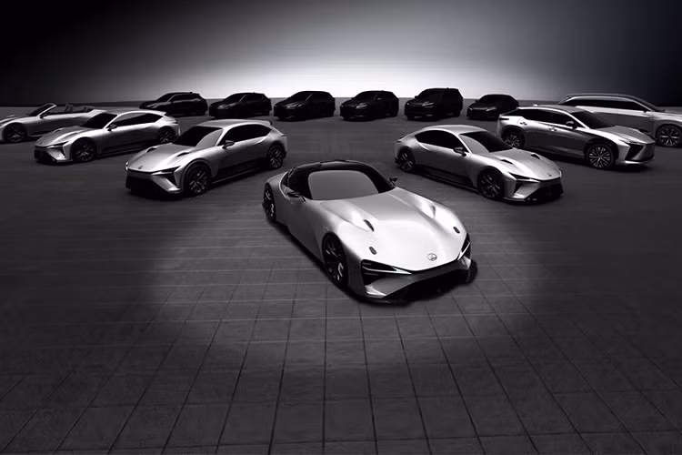 Trước đó vào hồi tháng 12/2021, Lexus đã hé lộ trước công chúng toàn thế giới chân dung dàn xe concept thuần điện, cũng như trình bày về hướng đi trong tương lai gần của hãng. Qua hơn một năm, định hướng này đang dần được thương hiệu hạng sang Nhật Bản hiện thực hóa với sản phẩm RZ và rất có thể nối tiếp đó sẽ là một mẫu SUV.