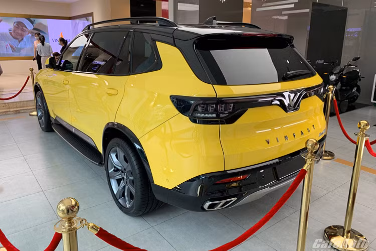 Xe được trang bị khối động cơ V8, dung tích 6.2 lít mạnh mẽ, sản sinh công suất tối đa 420 mã lực tại dải tua máy 5.600 vòng/phút và mô-men xoắn cực đại 624 Nm tại dải tua máy 4.100 vòng/phút. Kết hợp với động cơ là hộp số tự động 8 cấp và hệ dẫn động 4 bánh toàn thời gian. Nhờ đó, VinFast President có thể tăng tốc từ vị trí xuất phát lên 100 km/h trong 6,8 giây trước khi đạt vận tốc tối đa gần 300 km/h.