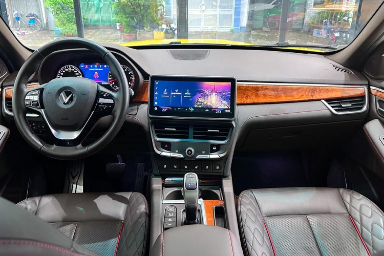 VinFast President mang phong cách mạnh mẽ với lưới tản nhiệt dạng kim cương, cụm đèn pha thiết kế thanh mảnh nối liền với dải đèn LED định vị ban ngày, tạo thành chữ V đặc trưng cho hãng xe Việt. Đặc biệt, trên nắp ca pô còn có hốc gió cỡ lớn, vừa giúp tản nhiệt động cơ hiệu quả vừa làm tăng tính thể thao, hầm hố cho ngoại thất.