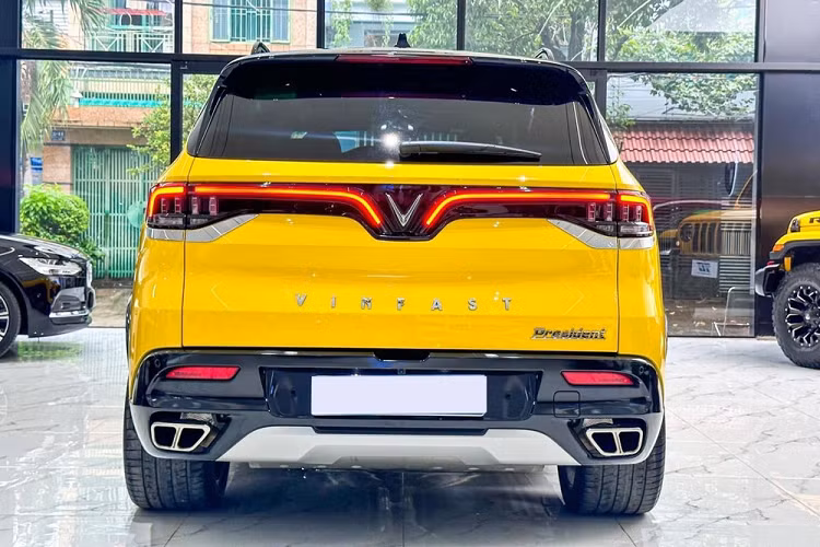 Đến nay đã tròn 3 năm, và có lẽ nhiều người hẳn đang rất tò mò chiếc SUV thương hiệu Việt giờ được định giá ra sao trên thị trường xe cũ. Câu trả lời đã có qua 1 bài đăng rao bán xe VinFast President của 1 showroom chuyên mua bán xe cũ tại TP HCM. Đây là chiếc SUV cao cấp của hãng xe Việt sản xuất dựa trên chiếc SUV VinFast LUX SA2.0, nên ngoại hình có thể nhầm lẫn cho ai không sành 2 chiếc xe này.