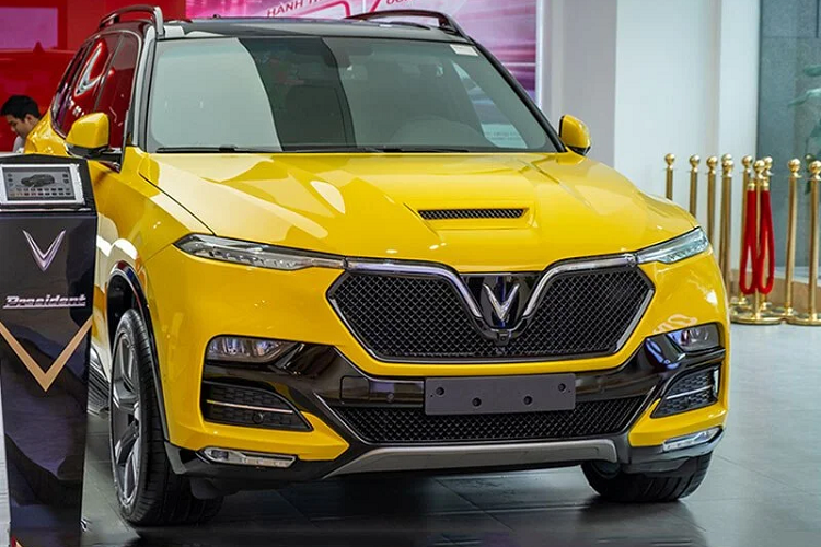 VinFast President có màn hình 12,3 inch ngay giữa khu vực trung tâm được thiết kế hiện đại, tích hợp nhiều tính năng. Ngoài ra xe còn có hệ thống âm thanh 13 loa, đi kèm âm li được tinh chỉnh dành riêng cho xe, hệ thống điều hòa tự động 2 vùng, hệ thống lọc không khí Ionizer, cửa sổ trời.