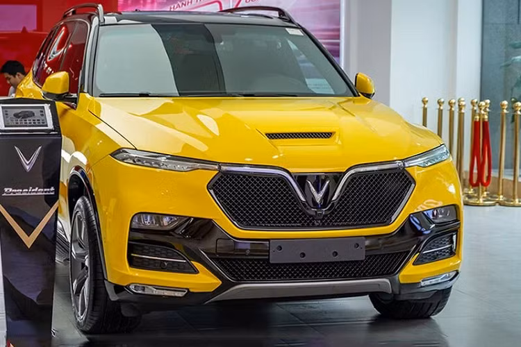 VinFast President có màn hình 12,3 inch ngay giữa khu vực trung tâm được thiết kế hiện đại, tích hợp nhiều tính năng. Ngoài ra xe còn có hệ thống âm thanh 13 loa, đi kèm âm li được tinh chỉnh dành riêng cho xe, hệ thống điều hòa tự động 2 vùng, hệ thống lọc không khí Ionizer, cửa sổ trời.