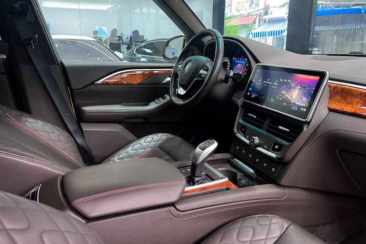 Vòng về phía sau, người nhìn sẽ bắt gặp cặp ống xả kép kích cỡ lớn đậm chất thể thao, hỗ trợ đắc lực cho động cơ V8 vận hành trơn tru, đạt hiệu suất tối ưu, tiếp đến là bộ mâm 7 chấu đơn, kích thước 20 inch, sơn màu tối.