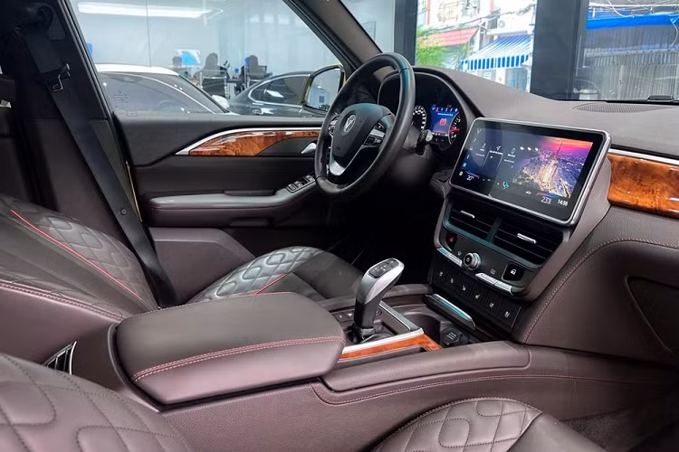 Vòng về phía sau, người nhìn sẽ bắt gặp cặp ống xả kép kích cỡ lớn đậm chất thể thao, hỗ trợ đắc lực cho động cơ V8 vận hành trơn tru, đạt hiệu suất tối ưu, tiếp đến là bộ mâm 7 chấu đơn, kích thước 20 inch, sơn màu tối.