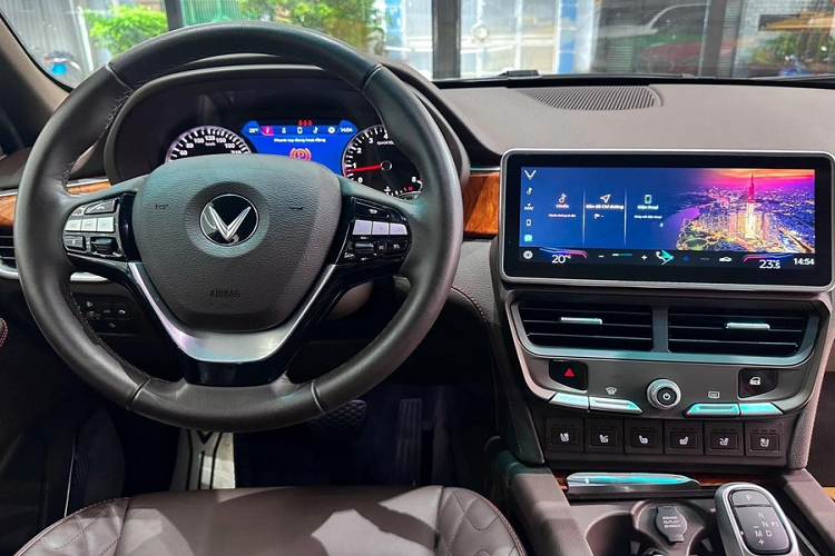 Còn ở bên trong khoang lái, VinFast President toát lên vẻ sang trọng với chất liệu cao cấp như toàn bộ ghế ngồi được bọc da Nappa, cao cấp đến từ Eagle Ottawa, cùng loại gỗ ốp Veneer được sản xuất tại Ý. Với cấu trúc vân xoáy tự nhiên, gỗ ốp trên mỗi chiếc VinFast President sẽ có hoa văn độc đáo khác biệt.