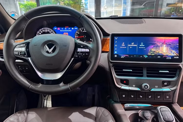 Còn ở bên trong khoang lái, VinFast President toát lên vẻ sang trọng với chất liệu cao cấp như toàn bộ ghế ngồi được bọc da Nappa, cao cấp đến từ Eagle Ottawa, cùng loại gỗ ốp Veneer được sản xuất tại Ý. Với cấu trúc vân xoáy tự nhiên, gỗ ốp trên mỗi chiếc VinFast President sẽ có hoa văn độc đáo khác biệt.