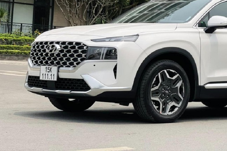 Các công nghệ, tùy chọn trên bản cao cấp gồm đèn sương mù LED, lưới tản nhiệt mạ crôm, ghế lái nhớ vị trí, ghế phụ chỉnh điện, sưởi/làm mát ghế trước, sưởi vô lăng, hiển thị thông tin trên kính lái HUD, màn hình đa thông tin 12,3 inch, hệ thống cảnh báo điểm mù, khóa an toàn thông minh, camera 360 độ, hỗ trợ giữ làn đường và đèn pha tự động...