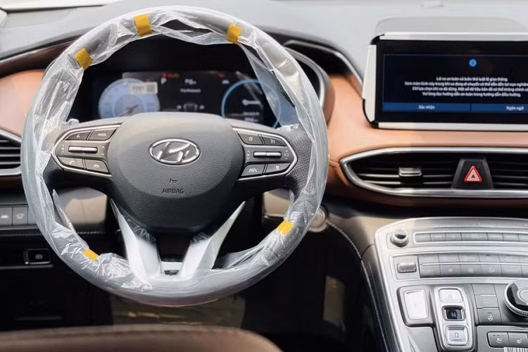 Chiều dài cơ sở của mẫu xe SUV Hyundai SantaFe 2023 nâng cấp cũng được nâng cấp để không gian bên trong xe rộng rãi hơn trong khi khoảng sáng đạt mức 185 mm, mang đến khả năng vận hành linh hoạt hơn.