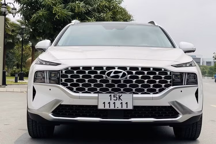 Thậm chí, bên trong xe còn có một số chi tiết chưa bóc nilon. Mức giá được người rao bán xe đưa ra cho chiếc xe SUV Hyundai SantaFe biển ngũ quý 1 này là 2xxx tỷ đồng. Chưa rõ những con số xxx đằng sau cụ thể là bao nhiêu nhưng so sánh với giá lăn bánh xe mới thì chiếc Santa Fe biển đẹp này đắt hơn khoảng 700 triệu đồng.