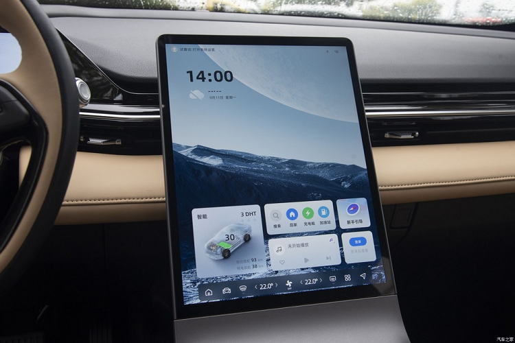 Geely Galaxy L6 sẽ được trang bị chip Qualcomm Snapdragon 8155 và hệ điều hành Galaxy N. Nó cũng sẽ lần đầu tiên được trang bị tính năng định vị bản đồ Geely và hỗ trợ tính năng nhắc nhở đếm ngược đèn giao thông. Ngoài ra, chiếc sedan cỡ nhỏ này còn có hình nền AI sáng tạo-Wow và chức năng tương tác bằng giọng nói ngoài xe dựa trên công cụ tìm kiếm ngôn ngữ thông minh AI.