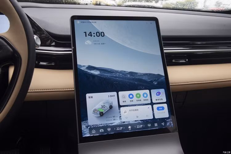 Geely Galaxy L6 sẽ được trang bị chip Qualcomm Snapdragon 8155 và hệ điều hành Galaxy N. Nó cũng sẽ lần đầu tiên được trang bị tính năng định vị bản đồ Geely và hỗ trợ tính năng nhắc nhở đếm ngược đèn giao thông. Ngoài ra, chiếc sedan cỡ nhỏ này còn có hình nền AI sáng tạo-Wow và chức năng tương tác bằng giọng nói ngoài xe dựa trên công cụ tìm kiếm ngôn ngữ thông minh AI.