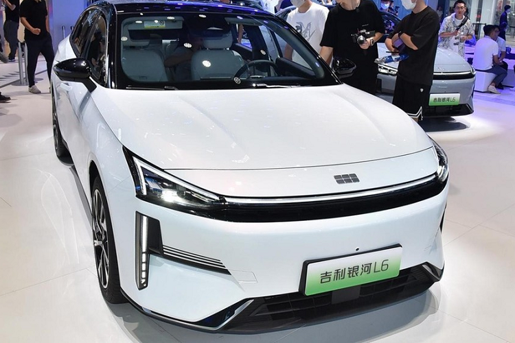 Ngoài ra, các phiên bản xe Geely Galaxy L6 mới cũng sẽ được tung ra thị trường với nhiều quà tặng mua xe bao gồm quà mở rộng, quà bảo hành, quà giao thông, quà tài chính, quà thay thế, v.v. Điều đáng nói là nếu bạn đặt chỗ trước ngày 30 tháng 9, bạn cũng có thể được tặng tiền mặt từ 2.000 nhân dân tệ đến 5.000 nhân dân tệ, tương đương 6,5 triệu đến 16 triệu đồng.