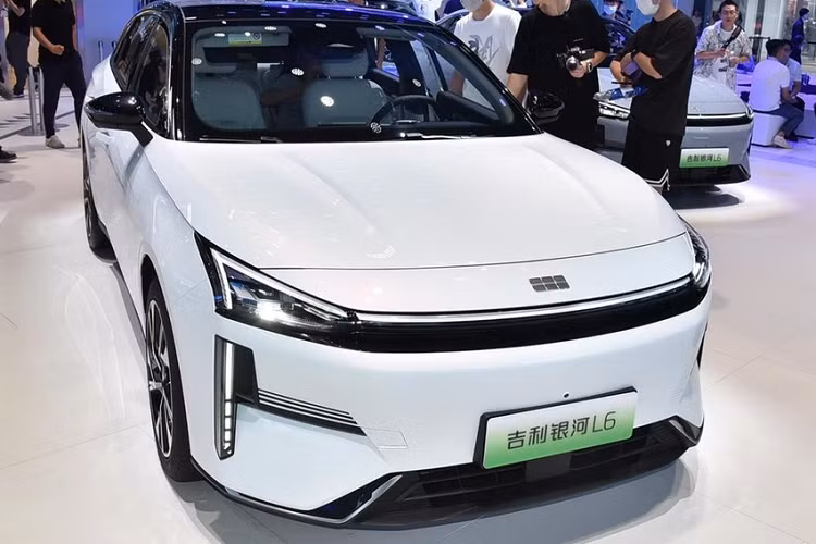 Ngoài ra, các phiên bản xe Geely Galaxy L6 mới cũng sẽ được tung ra thị trường với nhiều quà tặng mua xe bao gồm quà mở rộng, quà bảo hành, quà giao thông, quà tài chính, quà thay thế, v.v. Điều đáng nói là nếu bạn đặt chỗ trước ngày 30 tháng 9, bạn cũng có thể được tặng tiền mặt từ 2.000 nhân dân tệ đến 5.000 nhân dân tệ, tương đương 6,5 triệu đến 16 triệu đồng.