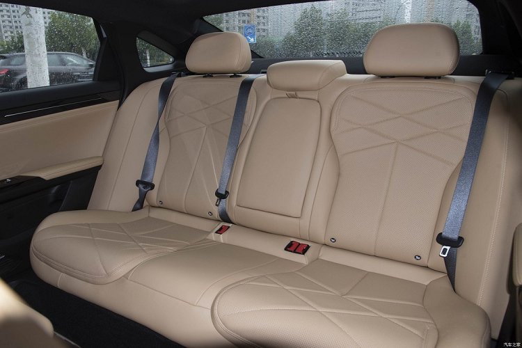 Như vậy, công suất tối đa toàn diện của hệ thống hybrid này sẽ đạt 390 mã lực và mô-men xoắn cực đại là 535 Nm. Geely Galaxy L6 cần thời gian 6,3 giây để tăng tốc từ vị trí xuất phát lên 100 km/h, phạm vi hoạt động hoàn toàn bằng điện là 125 km, theo chu trình thử nghiệm CLTC của Trung Quốc, mức tiêu thụ nhiên liệu của xe là 4,55 lít xăng/100km và phạm vi hoạt động toàn diện là 1.370 km.