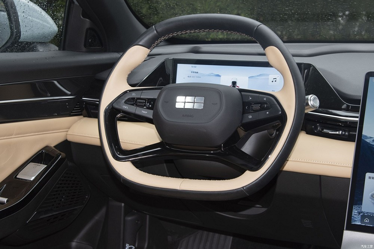 Về nội thất, Geely Galaxy L6 áp dụng thiết kế khoang lái bao quanh người lái, bao gồm đồng hồ LCD sọc hẹp 10,25 inch và màn hình điều khiển trung tâm dọc 13,2 inch mang đến cho chiếc xe này cảm giác công nghệ rất ấn tượng.