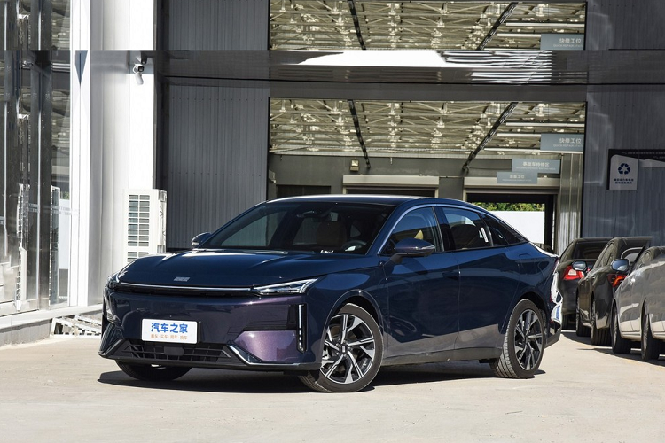 Mẫu đầu tiên của Geely Galaxy, Galaxy L7, đã chính thức ra mắt vào tháng 5 năm nay, từ tháng 6 đến tháng 8, hãng đã ổn định được doanh số hàng tháng là 10.000 chiếc.