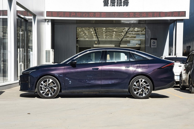 Về kích thước thân xe, Geely Galaxy L6 có các số đo bao gồm chiều dài, chiều rộng và chiều cao lần lượt sẽ là 4.782 mm x 1.875 mm x 1.489 mm, còn chiều dài cơ sở là 2.752 mm. Chiếc sedan cỡ nhỏ của Geely có hệ số cản gió là 0,26Cd. 