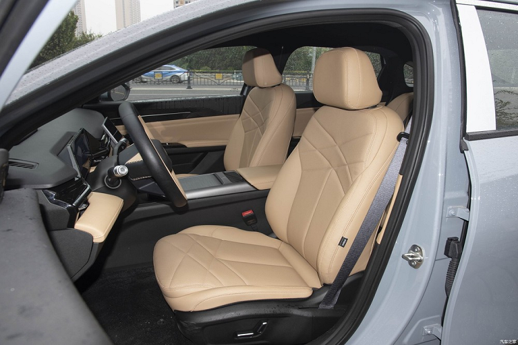 Điều đáng nói là ghế ngồi trên xe mới áp dụng thiết kế bao quanh mềm mại 270°, kết hợp với mái vòm nhìn kép, hệ thống đèn viền nội thất 256 màu, hệ thống hương thơm thông minh và cấu hình buồng lái được cá nhân hóa, mang lại cảm giác thoải mái trong xe.