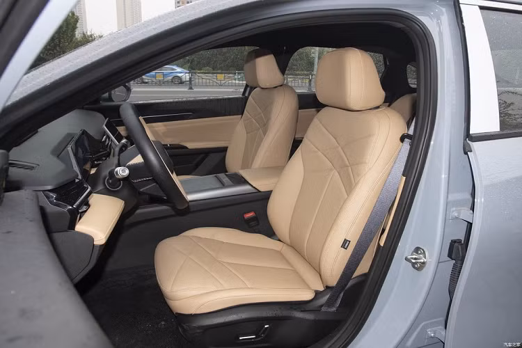 Điều đáng nói là ghế ngồi trên xe mới áp dụng thiết kế bao quanh mềm mại 270°, kết hợp với mái vòm nhìn kép, hệ thống đèn viền nội thất 256 màu, hệ thống hương thơm thông minh và cấu hình buồng lái được cá nhân hóa, mang lại cảm giác thoải mái trong xe.