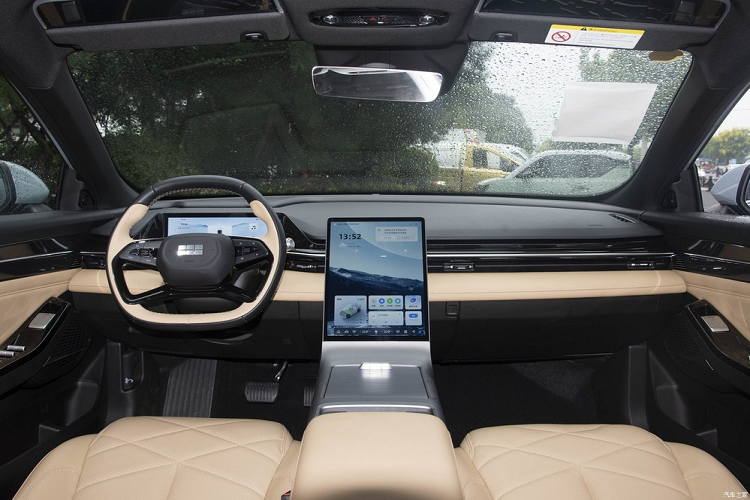 Về cấu hình, Geely Galaxy L6 cung cấp sạc không dây cho điện thoại di động 50W, điều hòa tự động thông minh hai vùng độc lập, nâng cấp OTA toàn cầu, điều khiển từ xa APP di động, tương tác giọng nói thông minh vùng hai tông màu và chức năng hỗ trợ lái xe L2.