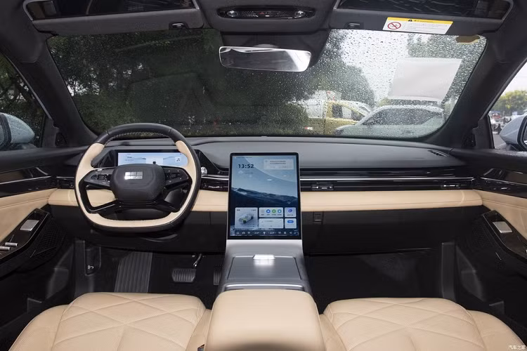 Về cấu hình, Geely Galaxy L6 cung cấp sạc không dây cho điện thoại di động 50W, điều hòa tự động thông minh hai vùng độc lập, nâng cấp OTA toàn cầu, điều khiển từ xa APP di động, tương tác giọng nói thông minh vùng hai tông màu và chức năng hỗ trợ lái xe L2.