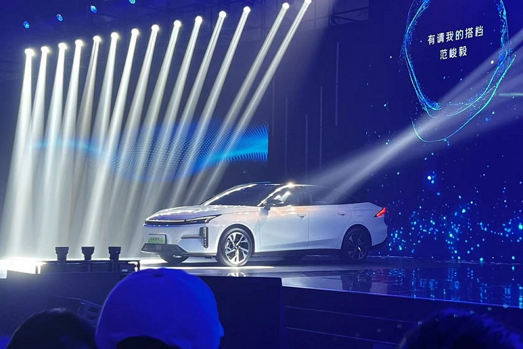 Khác với những màn giới thiệu khác, ở lần ra mắt này, các thông số của chiếc sedan cỡ nhỏ Geely Galaxy L6 thể hiện đầy đủ, rõ ràng hơn, trong đó, có giá bán của xe. Cụ thể, xe được ra mắt với 5 mẫu, trong đó, mức giá xe Geely Galaxy L6 2024 thấp nhất sẽ là từ 115.800 NDT (tương đương 377 triệu đồng) và bản cao cấp là 149.800 NDT (khoảng 488 triệu đồng).