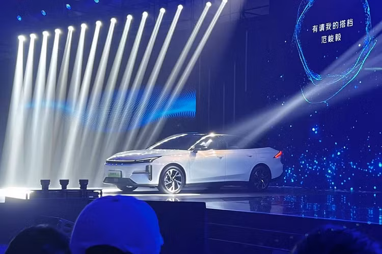 Khác với những màn giới thiệu khác, ở lần ra mắt này, các thông số của chiếc sedan cỡ nhỏ Geely Galaxy L6 thể hiện đầy đủ, rõ ràng hơn, trong đó, có giá bán của xe. Cụ thể, xe được ra mắt với 5 mẫu, trong đó, mức giá xe Geely Galaxy L6 2024 thấp nhất sẽ là từ 115.800 NDT (tương đương 377 triệu đồng) và bản cao cấp là 149.800 NDT (khoảng 488 triệu đồng).