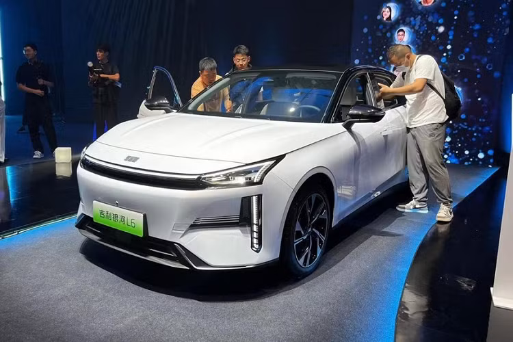 Về hình thức, mặt trước của chiếc xe Geely Galaxy L6 mới sử dụng lưới tản nhiệt khép kín, các nhóm đèn tách rời và các thành phần dải đèn xuyên thấu, khiến chiếc xe trông rất tiên phong và thời trang. Đồng thời, việc bổ sung các cụm đèn dọc hai bên cũng giúp nâng cao tính phân cấp trực quan của xe.