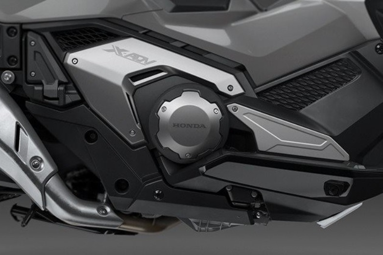 Nếu như ở thị trường Châu Âu, xe được trang bị 4 màu sơn là Đen mờ Matte Ballistic Black metallic, Xám mờ Iridium Grey metallic, Đỏ Grand Prix Red và Xanh Puco Blue. Thì ở thị trường Thái Lan, xe chỉ được cung cấp 3 màu là Xám, Đỏ và Đen mờ.