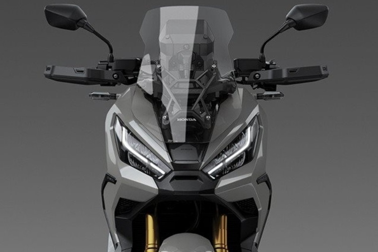 Xe ga Honda X-ADV 2024 được trang bị đèn pha LED kép với đèn chạy ban ngày và màn hình TFT 5 inch hỗ trợ kết nối điện thoại thông minh qua điều khiển giọng nói HSVC, hộc đựng đồ dưới yên 22 lít, một cổng sạc USB-C và một ở bảng điều khiển trung tâm.