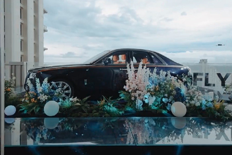 Động cơ kết hợp với hộp số tự động 8 cấp và hệ dẫn động 4 bánh toàn thời gian. Nhờ đó, xe có thể tăng tốc từ 0-100 km/h trong 4,8 giây và đạt vận tốc tối đa 249 km/h. Trong năm 2022, Trung Quốc là thị trường lớn thứ hai trên thế giới của thương hiệu Rolls-Royce, chỉ sau Mỹ. 