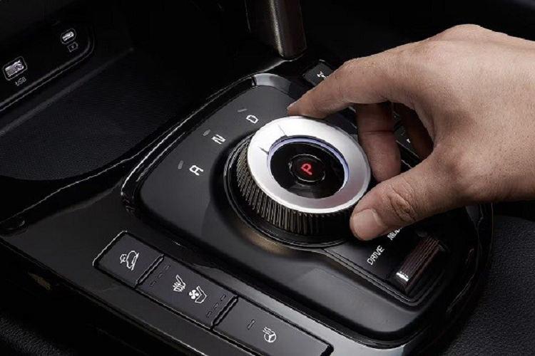 Cụ thể, Kia Seltos 2024 có thêm gói công nghệ mới mang tên Monitoring Pack. Gói này bổ sung tính năng đỗ xe điều khiển từ xa thông minh như xe tiền tỷ cho mẫu SUV cỡ B của thương hiệu Hàn Quốc. Gói Monitoring Pack sẽ được áp dụng cho 3 phiên bản của Kia Seltos 2024, trừ Trendy.